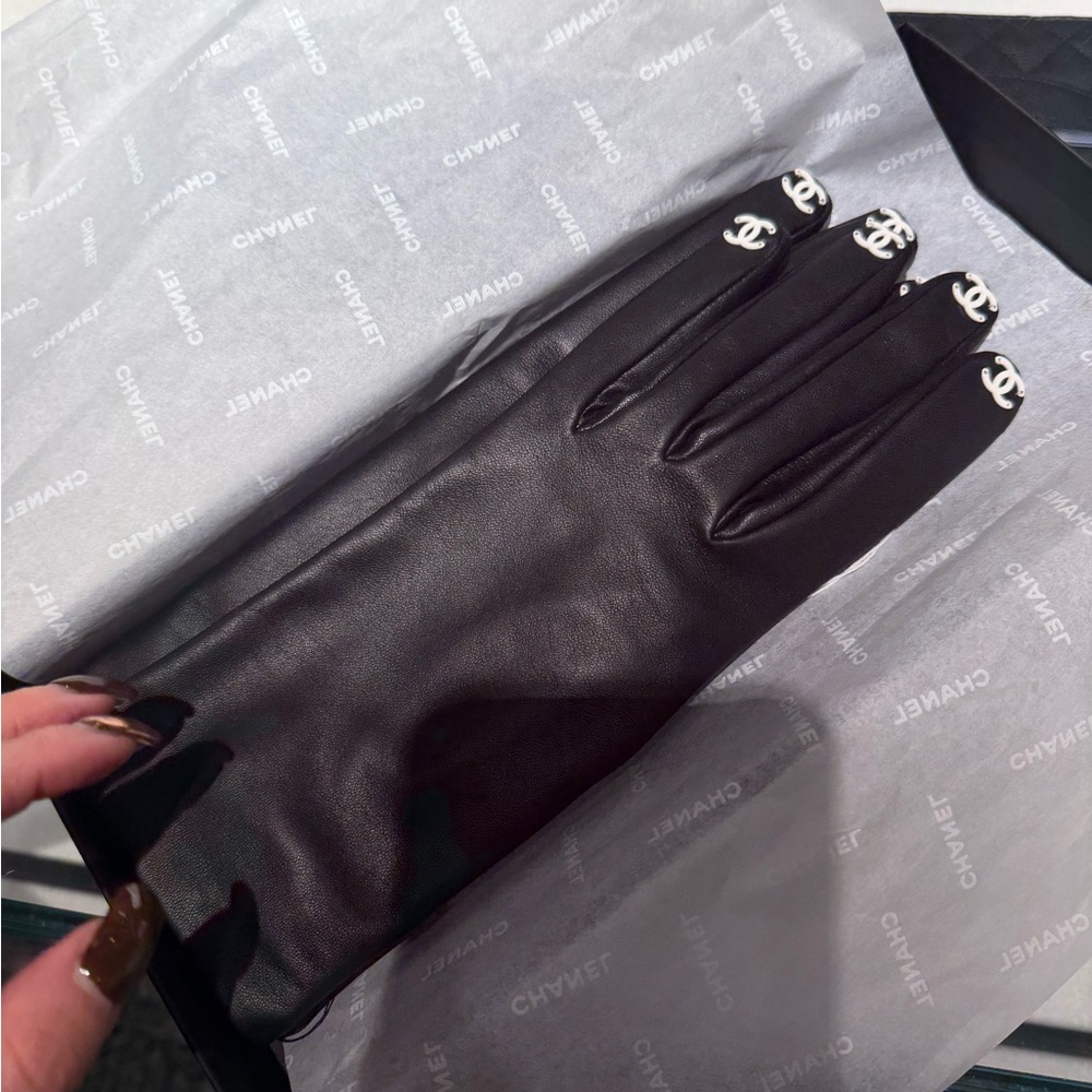 CHANEL Elegant Black Leather Gloves with Iconic Emblem - Picture 7 of 8